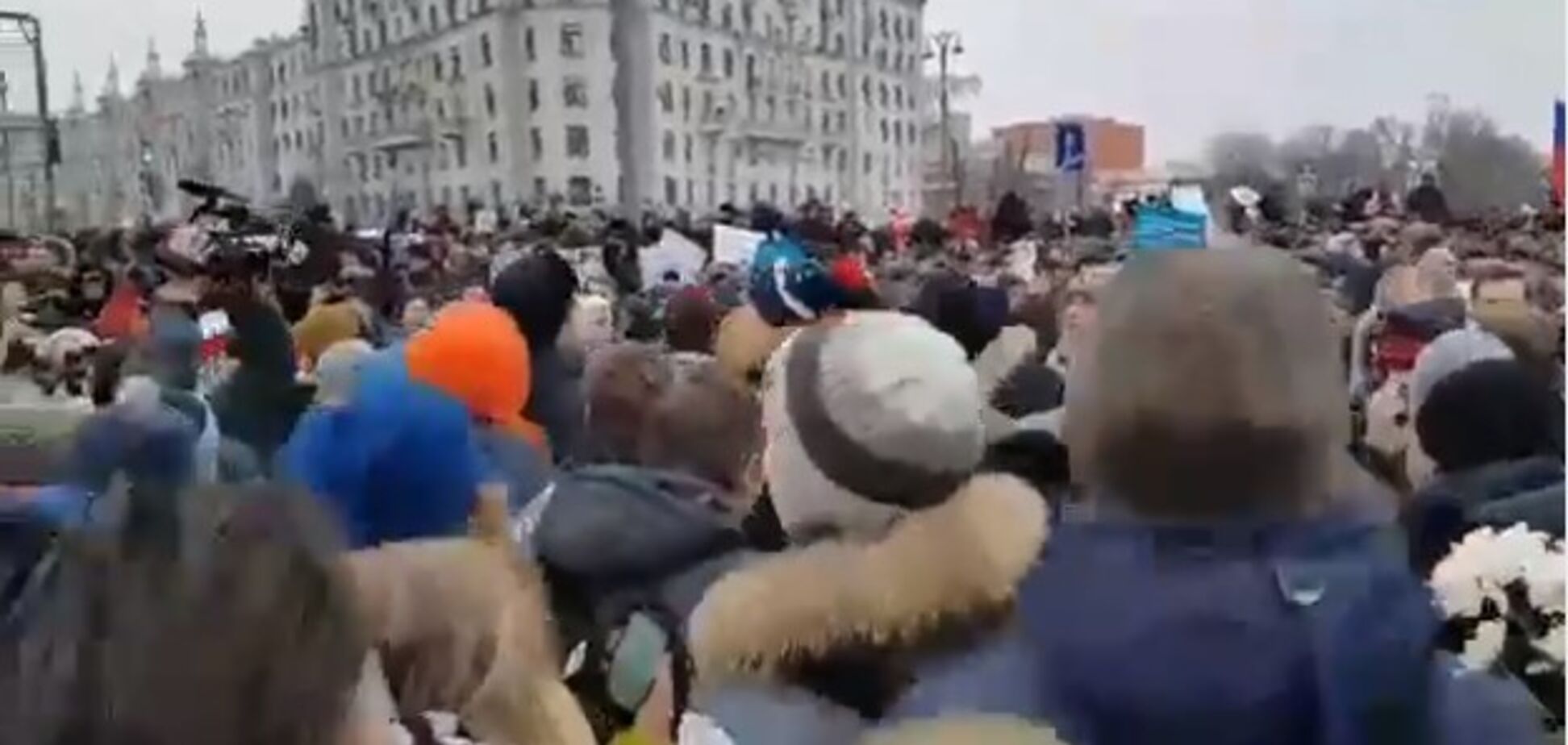'Кто не скачет, тот чекист': появилось забавное видео с митинга против Путина в России