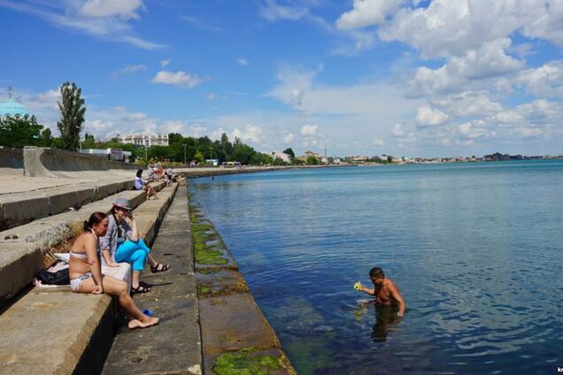 Як у себе вдома: стало відомо, чим екс-міністр оборони України займається в Криму