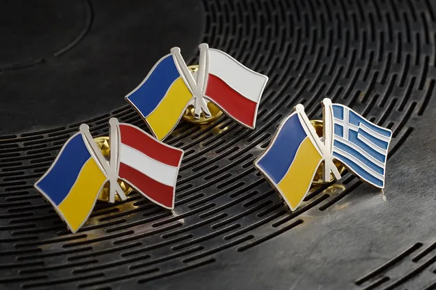 Обидно, никто дружить с нами не хочет