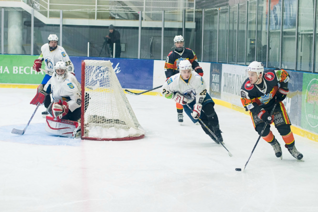 Сталева башка: 18-річний голкіпер з чемпіонату України з хокею здійснив сейв сезону