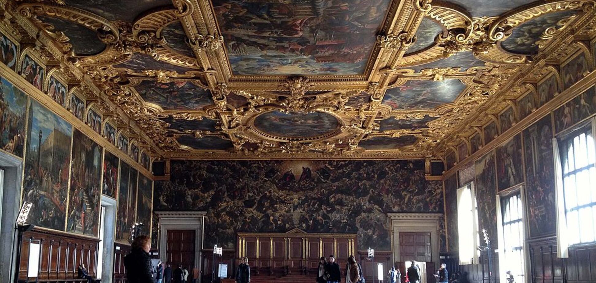 Могут стоить миллионы: в Италии из древнего дворца украли уникальные драгоценности