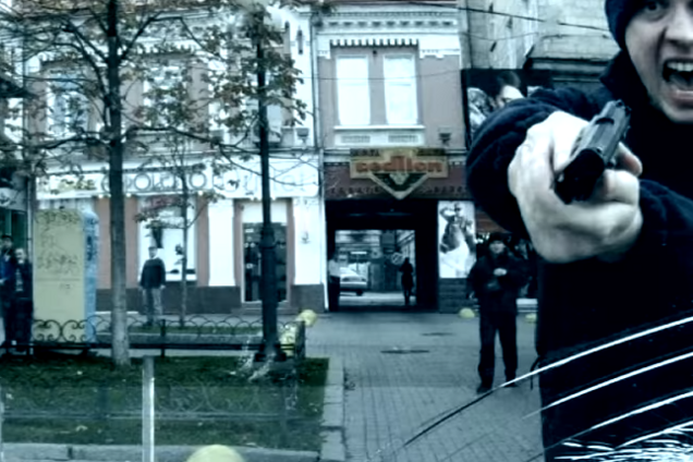 Бив пістолетом: у Києві агресивний поліціянт накинувся на авто з людьми