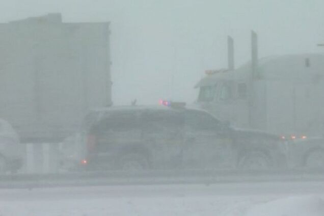 В США одновременно столкнулись 35 автомобилей:жуткие фото и видео