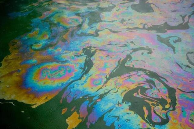 Потекло прямо в речку: на Львовщине произошло экологическое ЧП