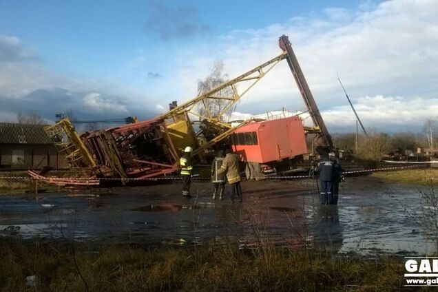 Під Івано-Франківськом кран розчавив людей в машині