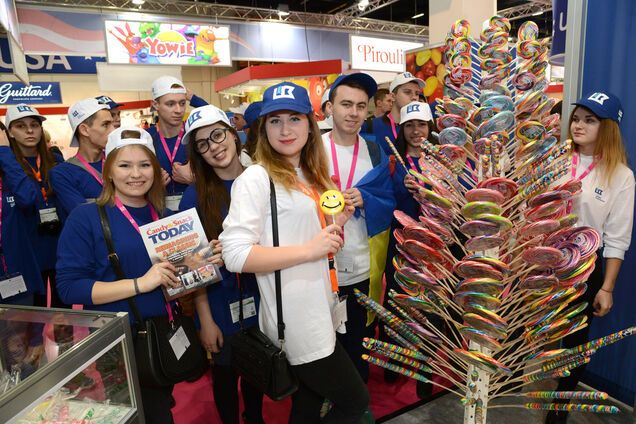 'Это было невероятно!' Лучшие студенты Украины посетили крупнейшую выставку сладостей в мире