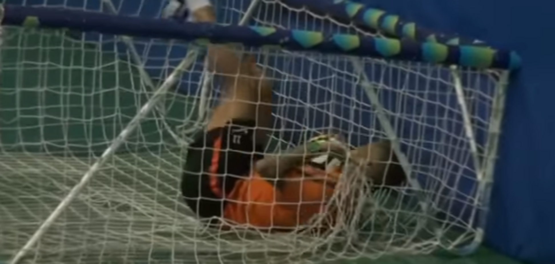 Футболіст 'Шахтаря' довів до сліз партнерів епічним падінням: опубліковано відео курйозу