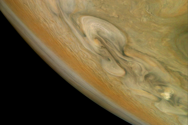 NASA показала бурю на Юпитере: впечатляющее фото
