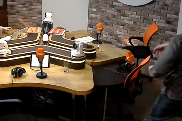 В России журналисты устроили жесткую драку из-за Сталина в прямом эфире: опубликовано видео