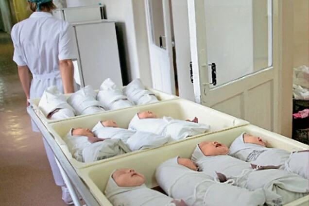 Видавлювали руками і в'язали простирадлами: на Прикарпатті під час страшних пологів загинула дитина