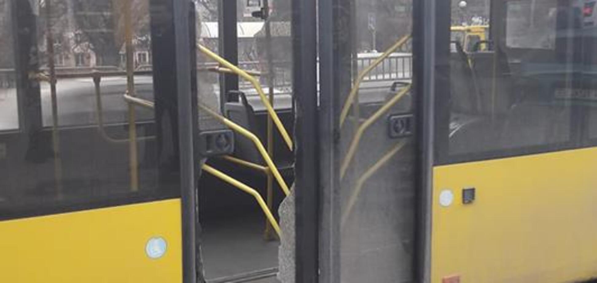 Так пихались: в Киеве на ходу 'лопнул' троллейбус с пассажирами
