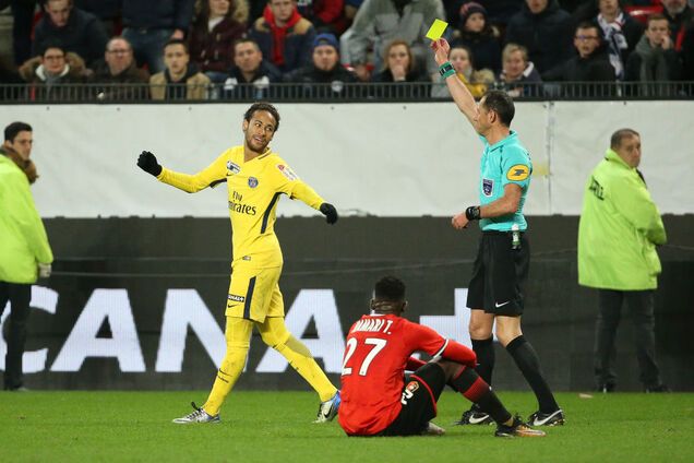 Неймар совершил мерзкий поступок во время матча, насмехаясь над соперником: опубликовано видео