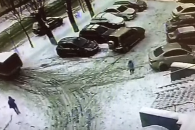 Дівчинка дивом вибралася з-під коліс авто, що її збило: з'явилося моторошне відео