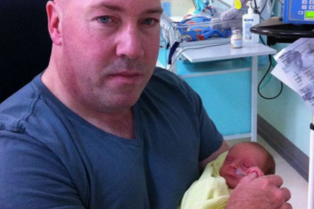 Кріс Дейкін з новонародженою дочкою