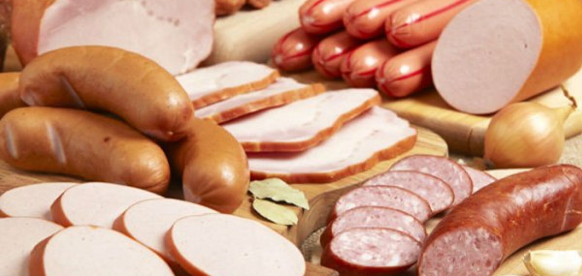 Колбаса и сосиски вызывают рак: ученые назвали опасную дозу