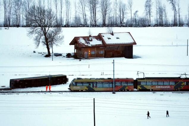 Мощный ураган в Европе сдул с рельсов поезд: опубликовано видео