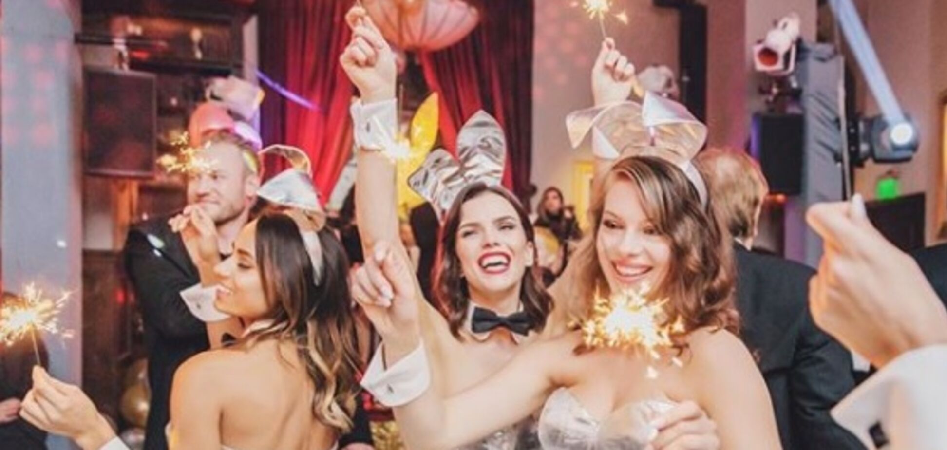 Playboy отметил Новый год голыми попами и шампанским