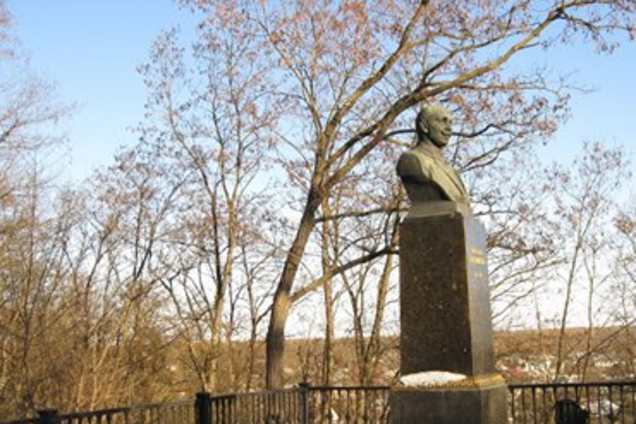 Пригрозили публічною прочуханкою: мережу розбурхав скандал із Пушкіним у Чернігові