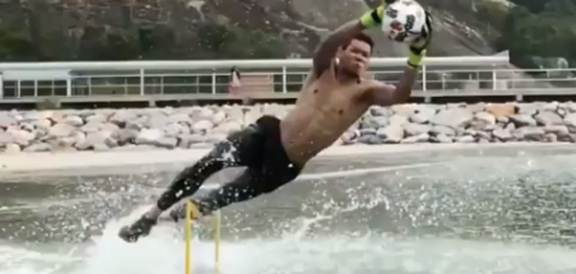 'Літаючий Кавин': божевільне тренування тайського голкіпера підірвала Twitter