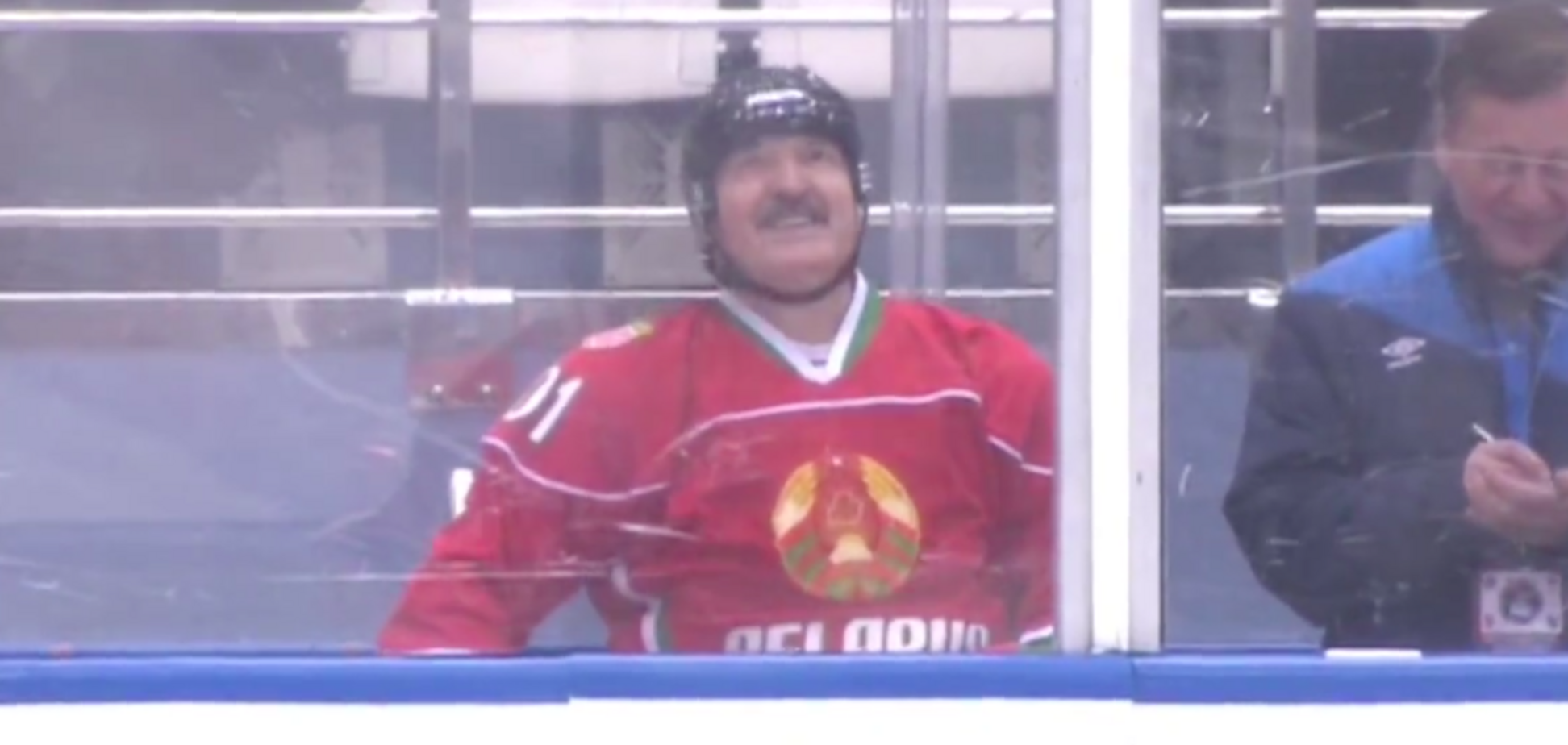 Лукашенко оконфузился во время хоккейного матча, вызвав смех у зрителей: опубликовано видео