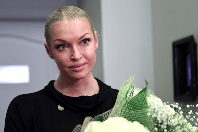 'Спивается окончательно': Волочкова озадачила сеть необычной забавой со шпагатом