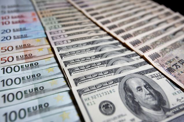 В Україні стрімко злетів курс долара та євро