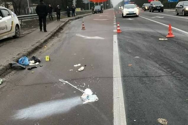 Збив і втік: під Києвом сталася смертельна ДТП. Фотофакт