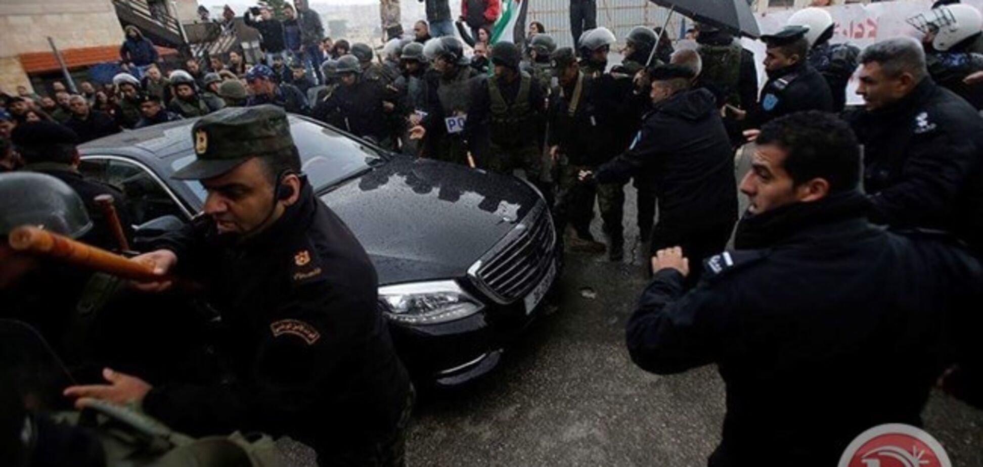 Кидали каміння і пляшки: У Віфлеємі напали на кортеж патріарха Єрусалимського