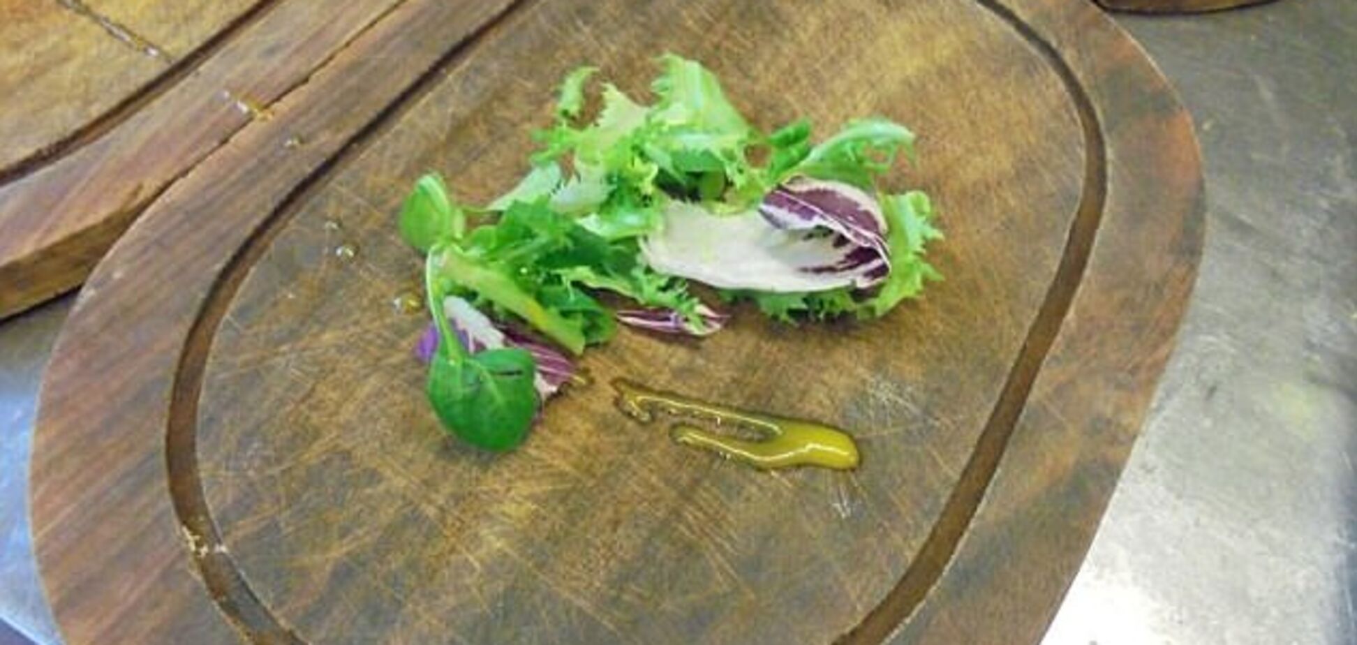 В Англії ресторан жорстко покарали за їжу на дерев'яних дошках