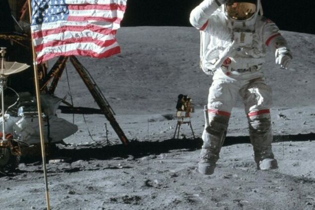 Космонавт на Місяці