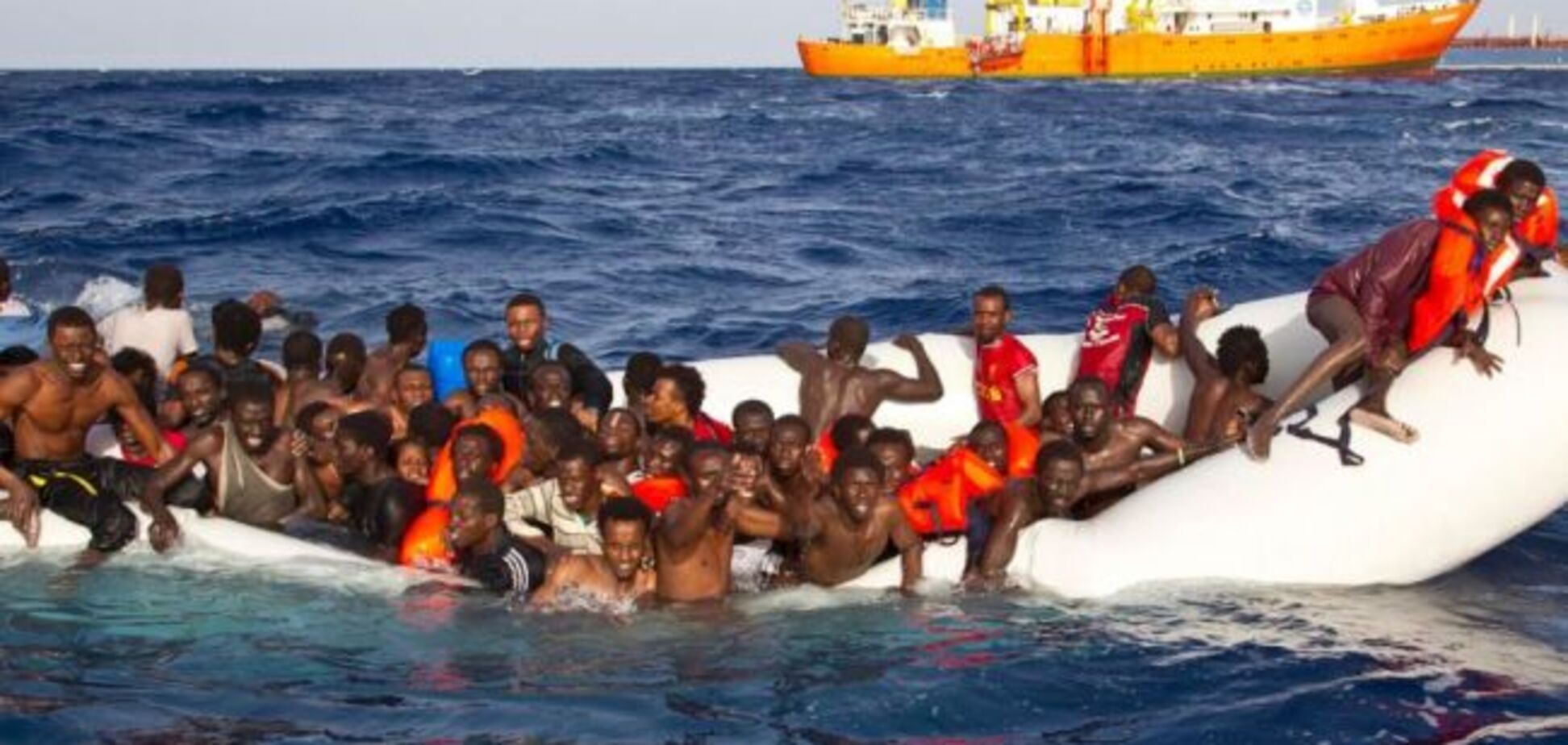 Без жертв не обійшлося: опубліковано відео порятунку мігрантів біля берегів Лівії
