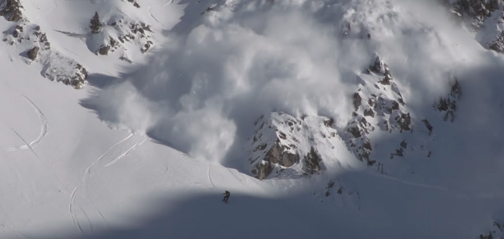 Гонки зі смертю: в Іспанії сноубордист спровокував схід лавини. Опубліковано відео