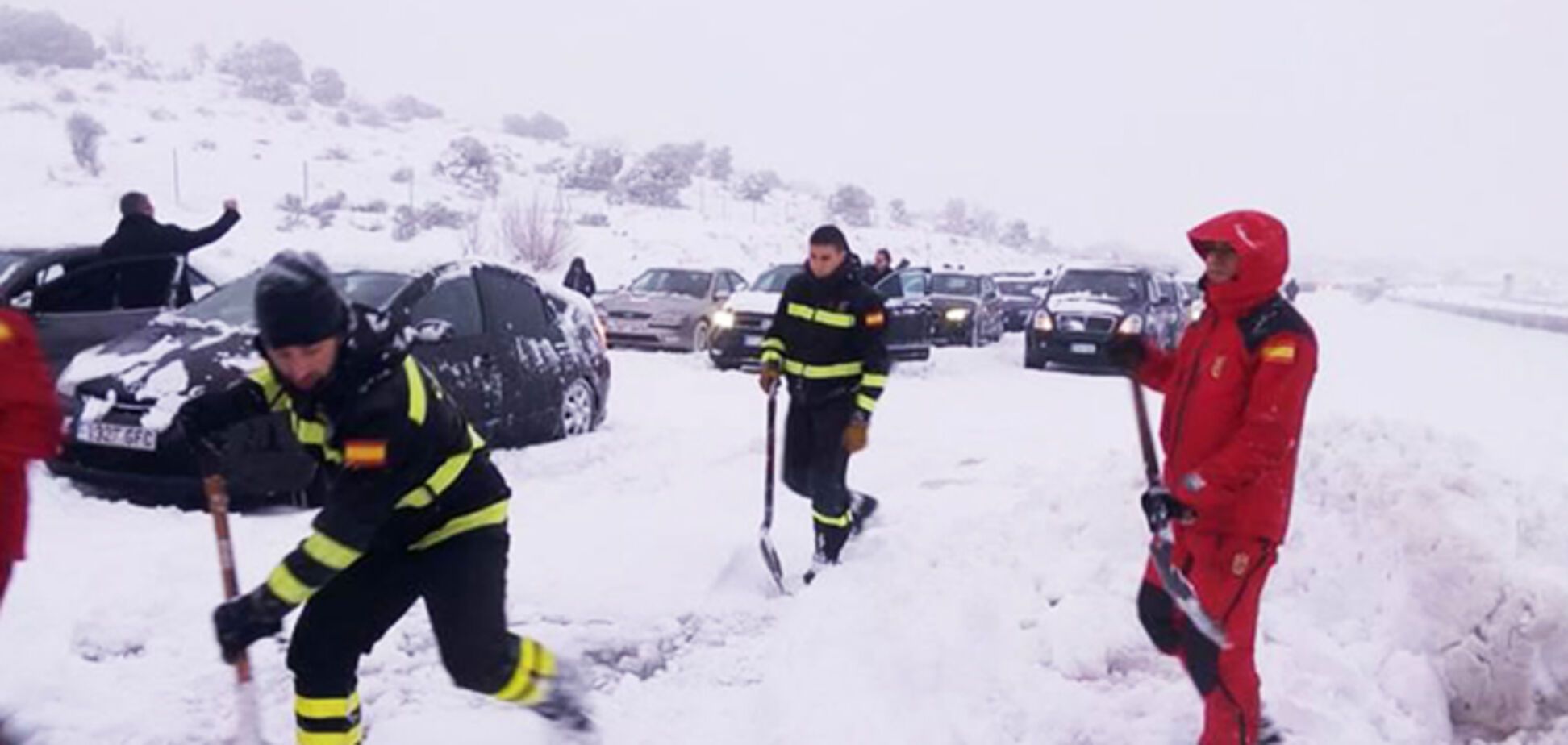 Негода в Іспанії: тисячі людей потрапили в снігову пастку