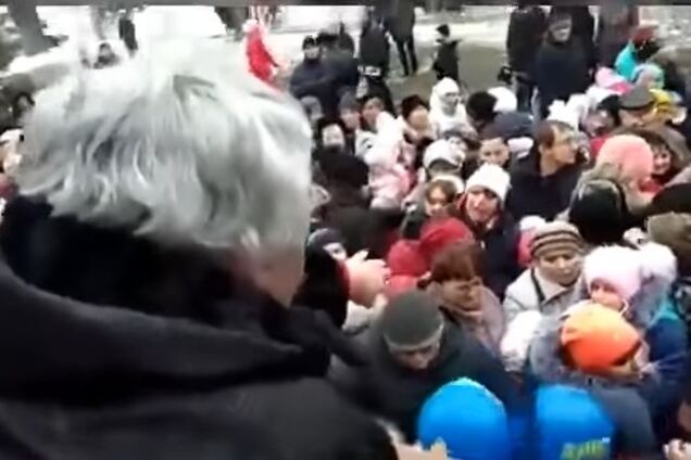 Детей чуть не угробили: россияне устроили лютую давку из-за бесплатных конфет. Опубликовано видео