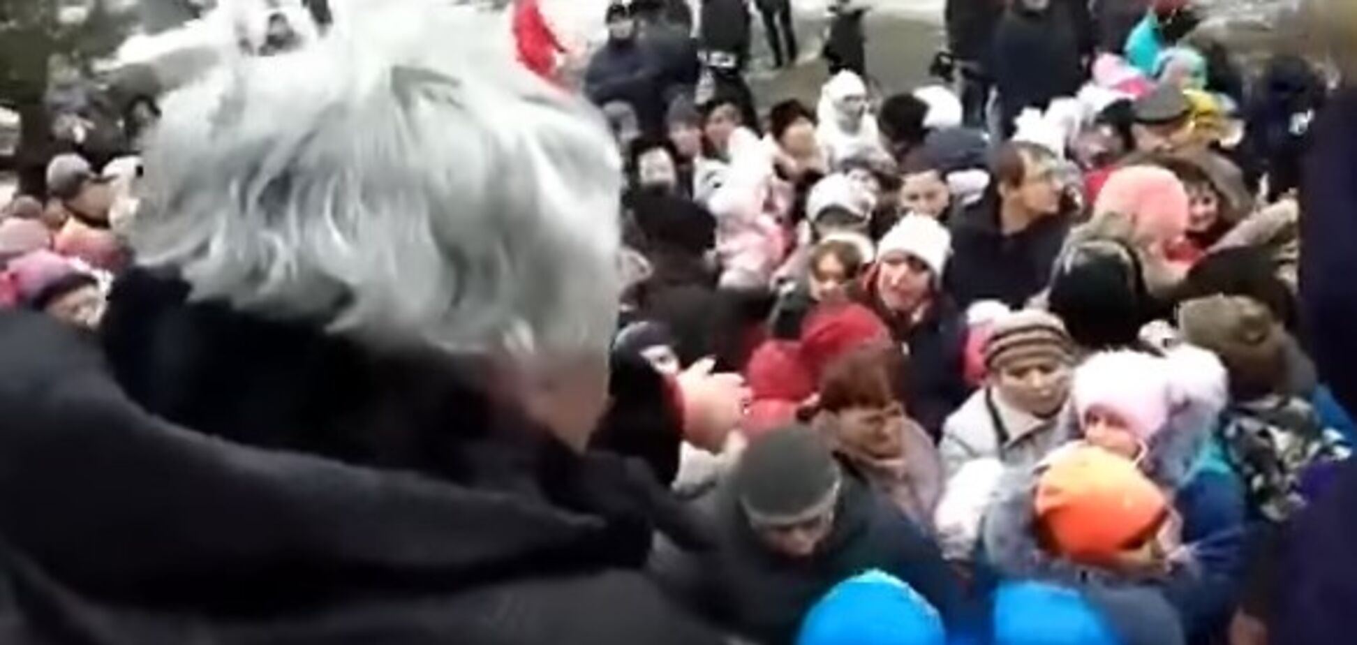 Детей чуть не угробили: россияне устроили лютую давку из-за бесплатных конфет. Опубликовано видео