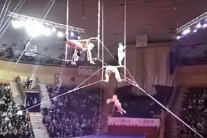 Российская гимнастка сорвалась во время выступления в цирке: ЧП попало на видео