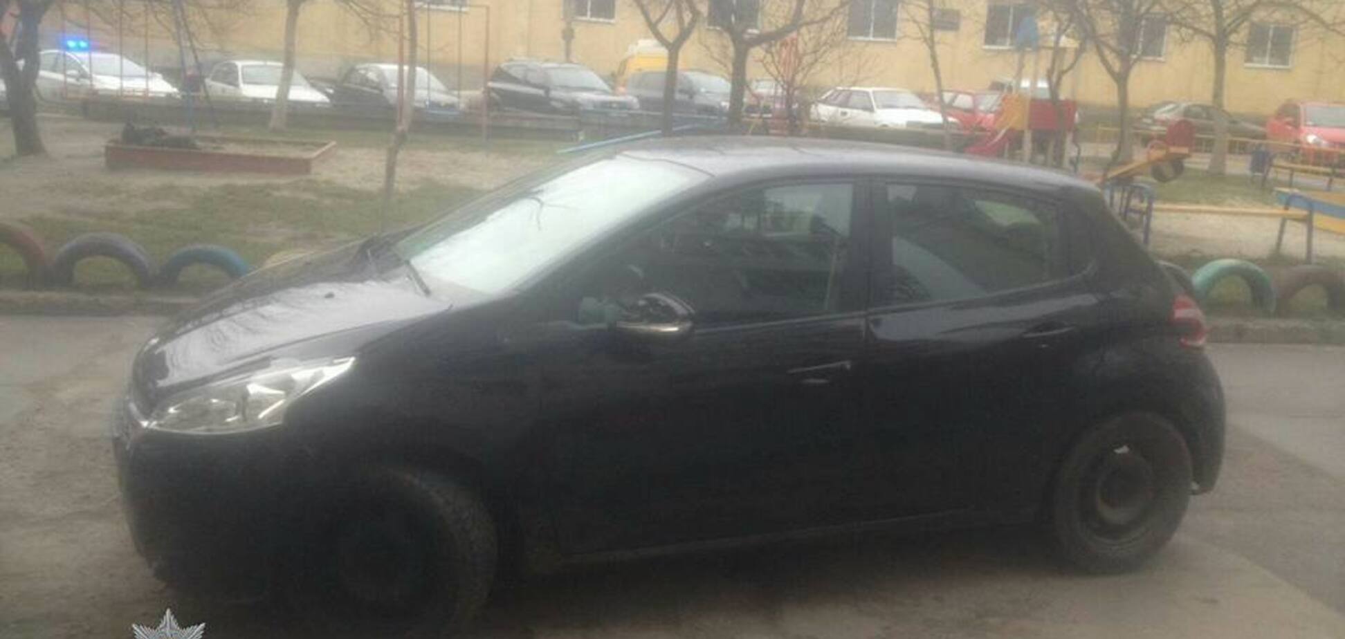 'Почему не стреляли?' Сеть возмутил унизительный инцидент с копами во Львове