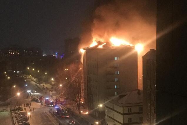 В России мощнейший пожар охватил девятиэтажный дом: опубликовано шокирующее видео