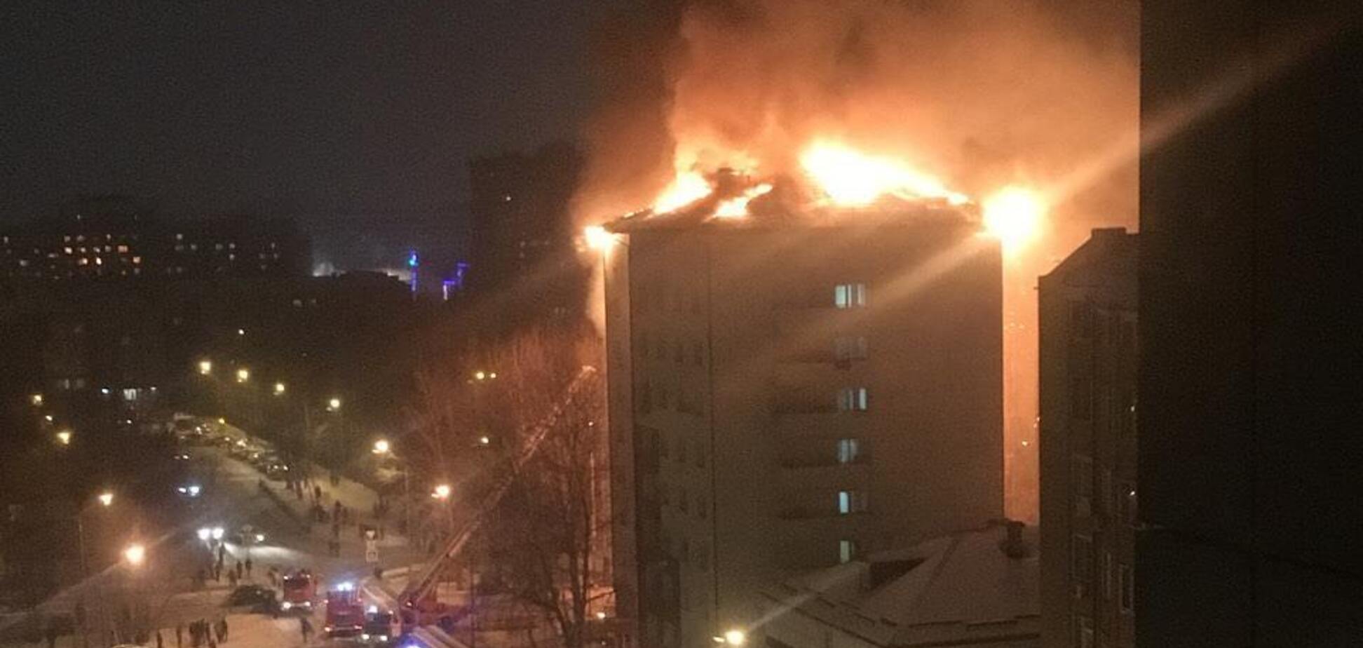 У Росії потужна пожежа охопила дев'ятиповерховий будинок: опубліковано шокуюче відео