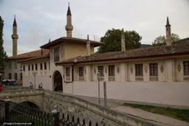 'Не крадіть нашу історію!' Варварство окупантів у Криму привело мережу в сказ