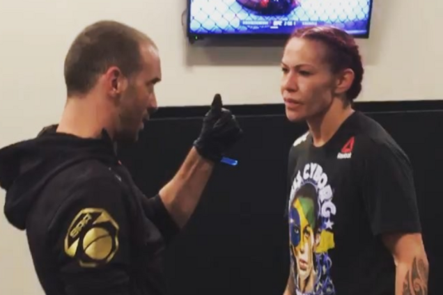 Несподіваний прийом: чемпіонка UFC показала, що з нею робить тренер перед боєм заради перемоги