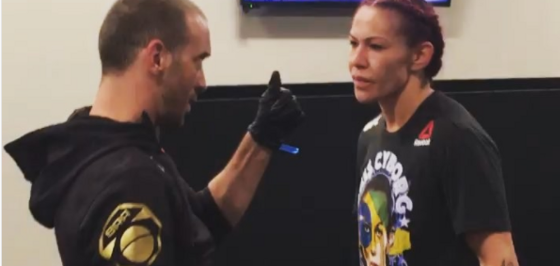 Несподіваний прийом: чемпіонка UFC показала, що з нею робить тренер перед боєм заради перемоги