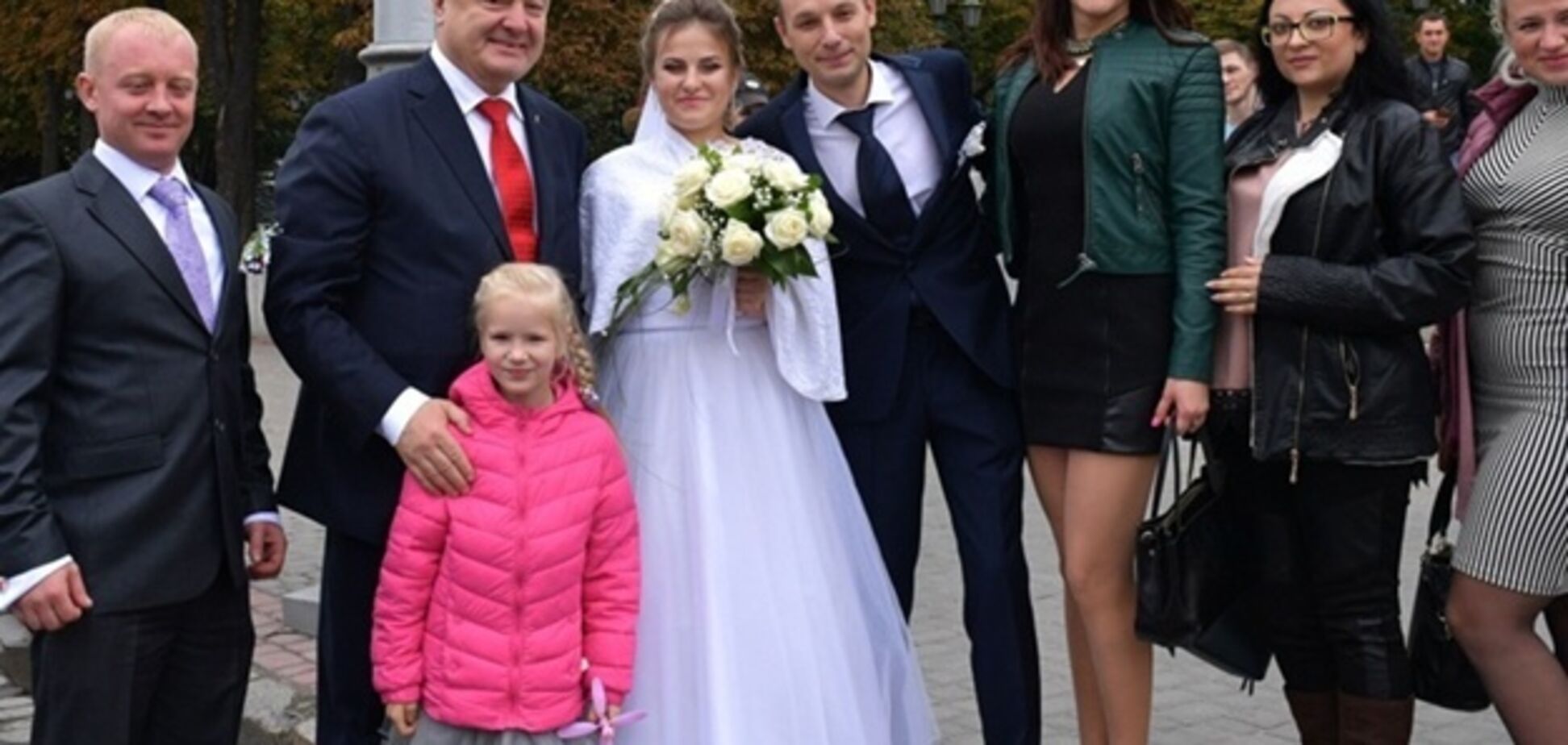 ''Всі в шоці'': Порошенко здивував своєю появою на весіллі в Харкові. Відеофакт