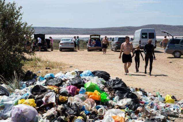 Понаехавшие: надо бы их уже поганой метлой из Крыма вымести...