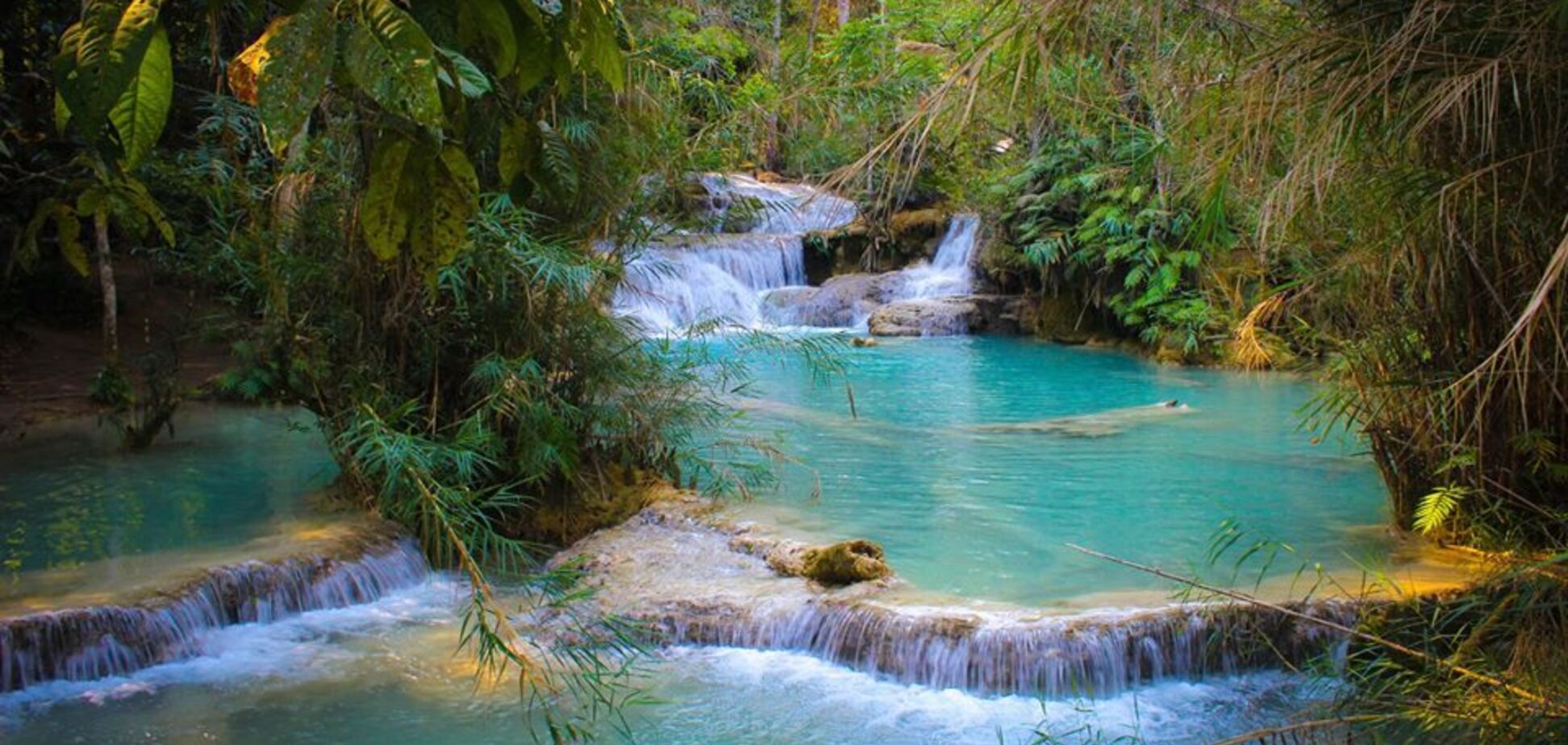 Как выглядит яркий водопад в Лаосе: опубликованы фото