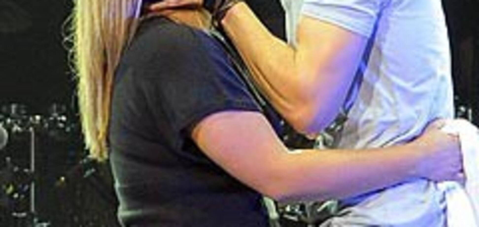 'Поцілувалися': у мережі показали, як українка застрибнула на Іглесіаса під час концерту