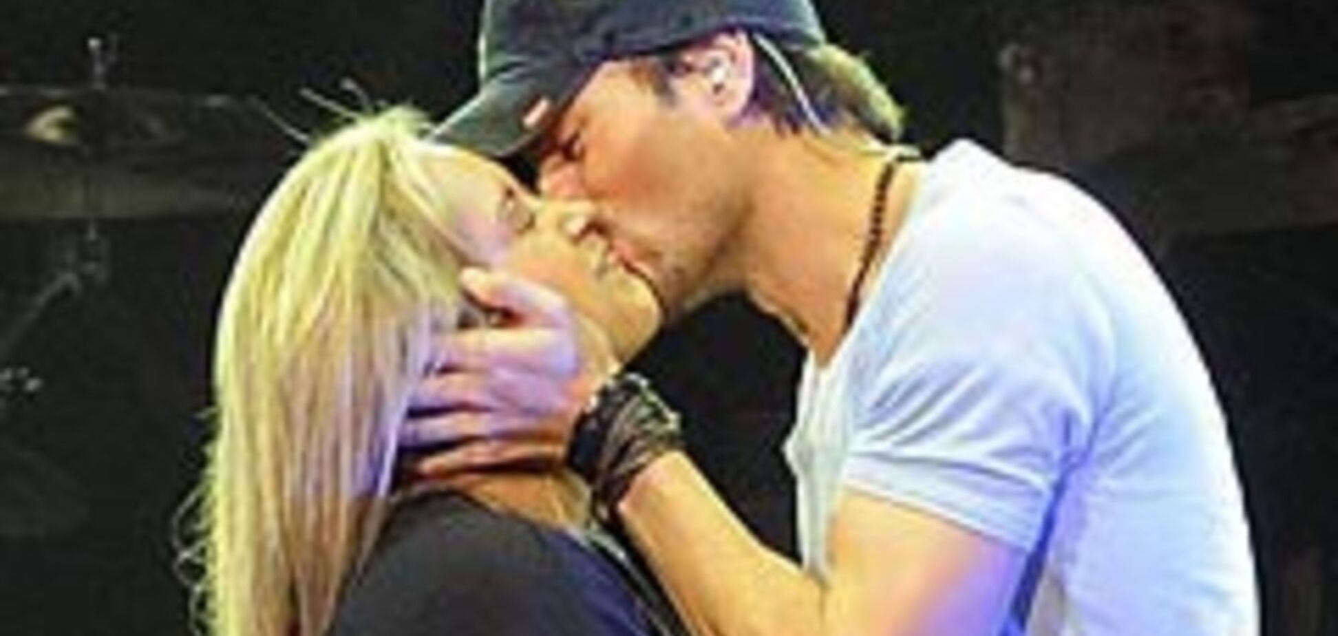 Чем Иглесиас мог заразиться от поцелуя с фанаткой: мнение врача