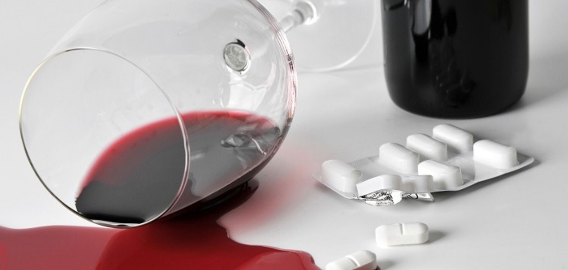 Инсульт, кровотечения, кома: какие лекарства опасно мешать с алкоголем