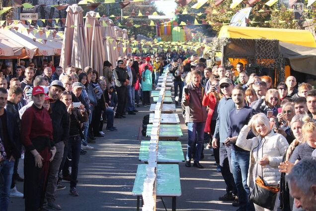 Официальный рекорд: в Запорожье выстроили самую длинную пивную дорожку