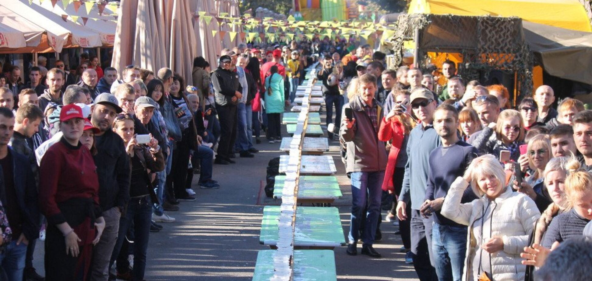Официальный рекорд: в Запорожье выстроили самую длинную пивную дорожку